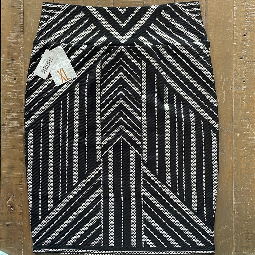 XL Silver and Black pattern Cassie Skirt.